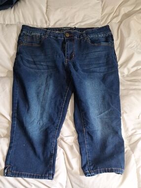 Thread Market Dark Wash Blue Capris Size 18